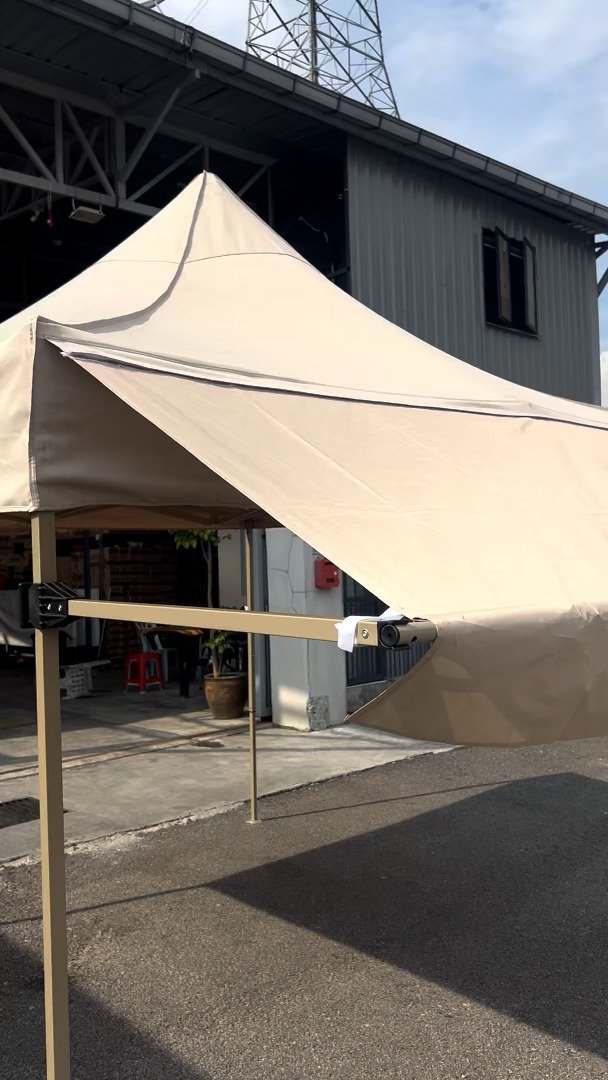 Pendakap awning pada kaki kanopi dan kanvas awning terbentang