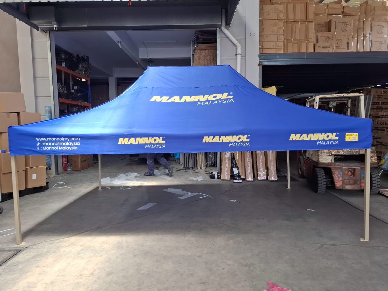 Canopy printed with the Mannol logo