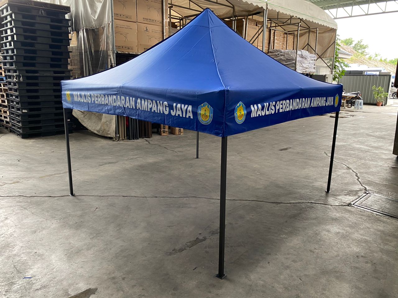 Kanopi biru MPAJ dari sisi