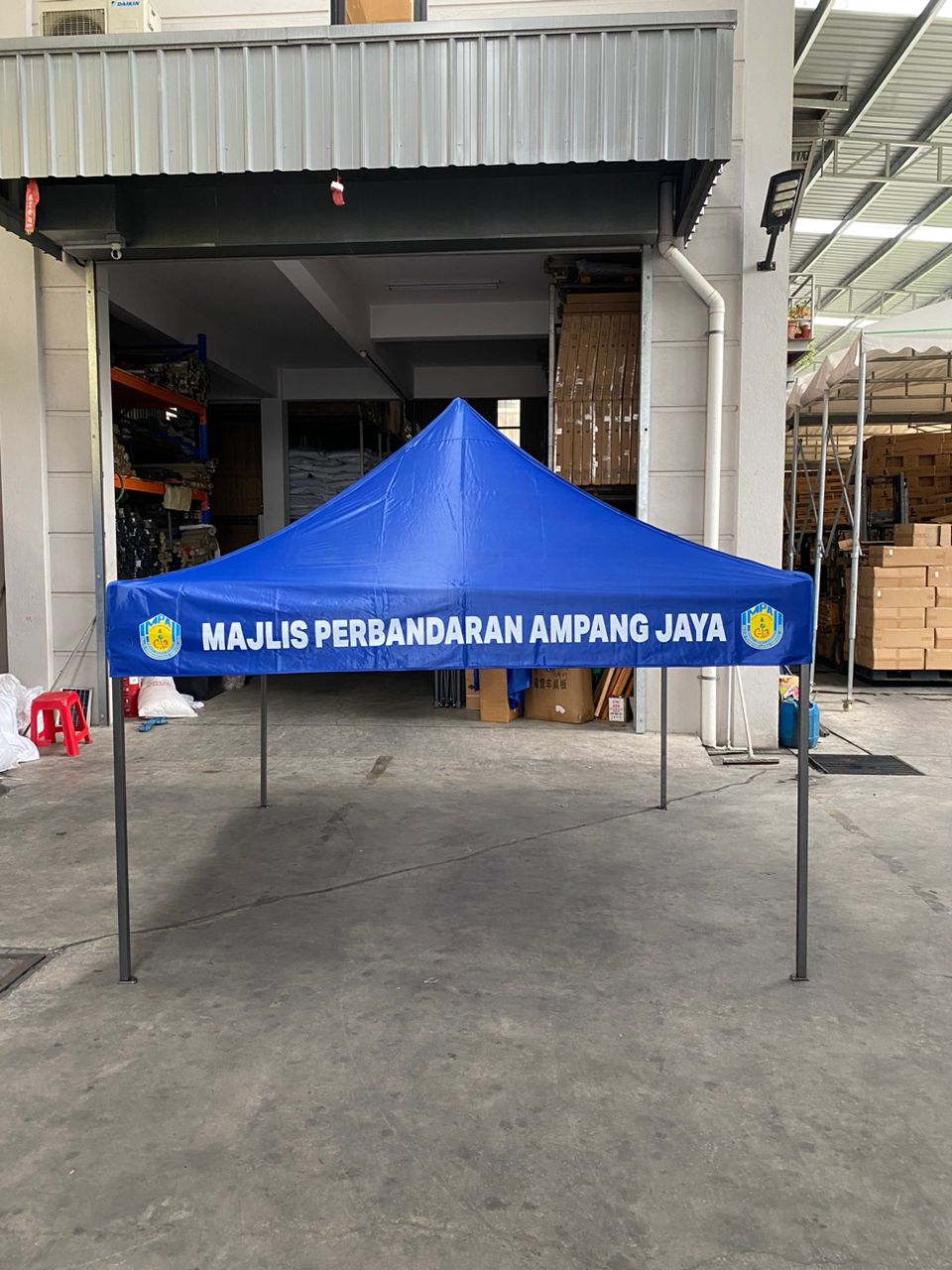 Kanopi biru bercetak Majlis Perbandaran Ampang Jaya