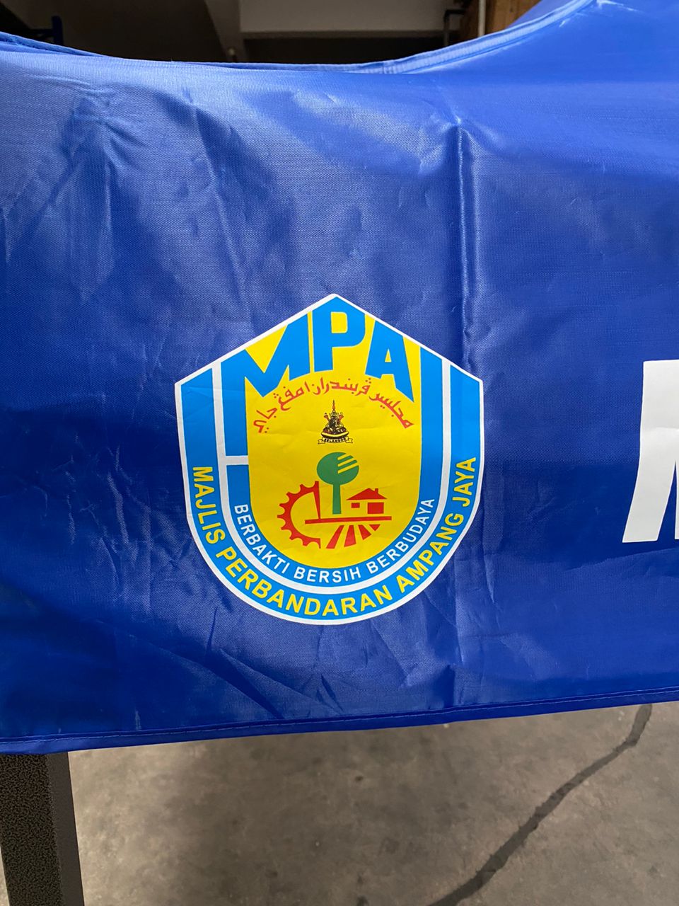 Logo MPAJ penuh warna dicetak pada kanvas kanopi