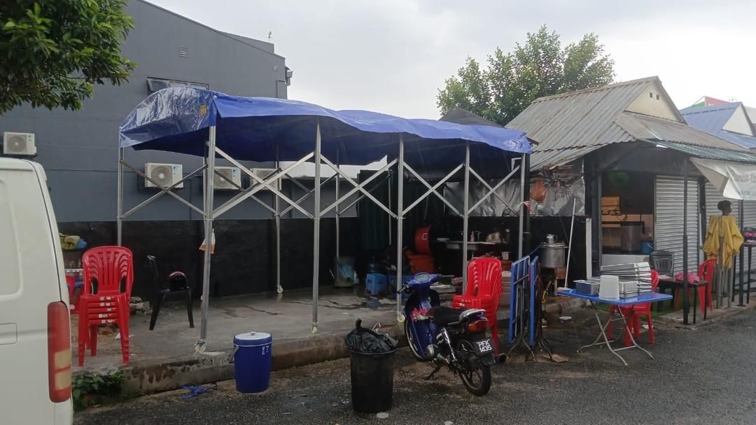 Blue halfmoon canopy at a food stall