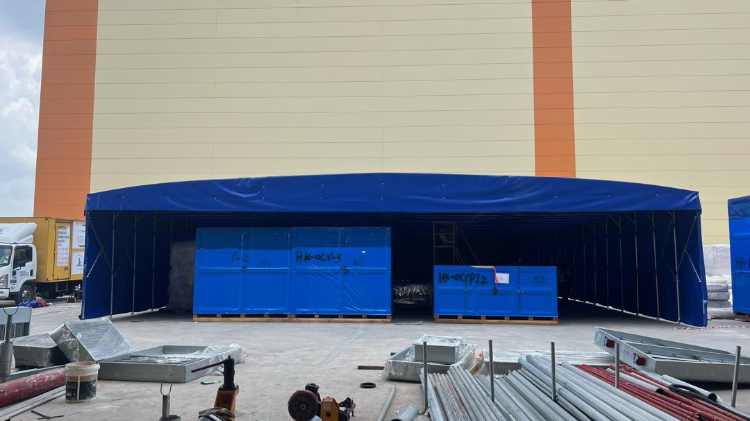 Kanopi halfmoon biru besar di tapak kilang